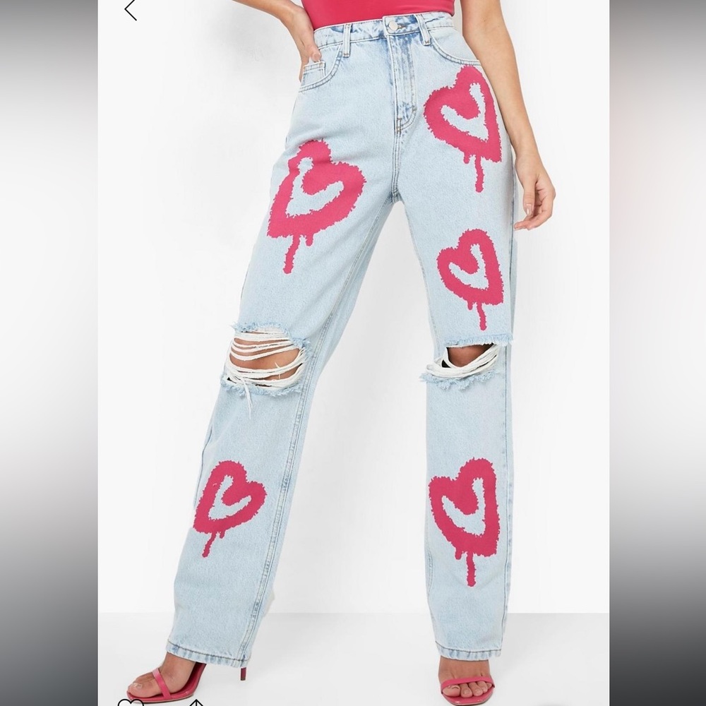 HEART GRAFFITI RIPPED KNEE
STRAIGHT LEG JEANS